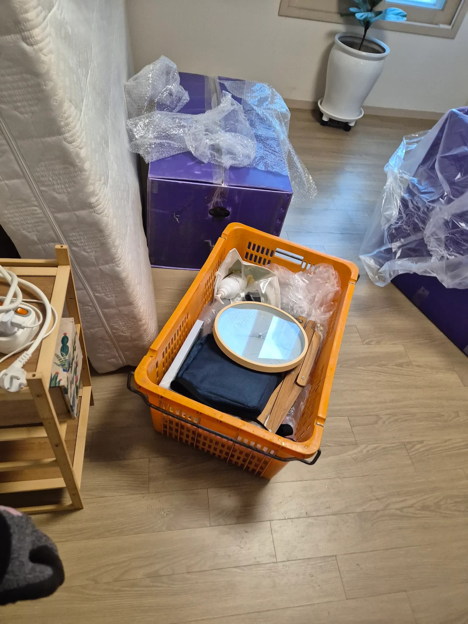 색상별로 가구와 박스를 정리해 운반 순서를 잡은 모습