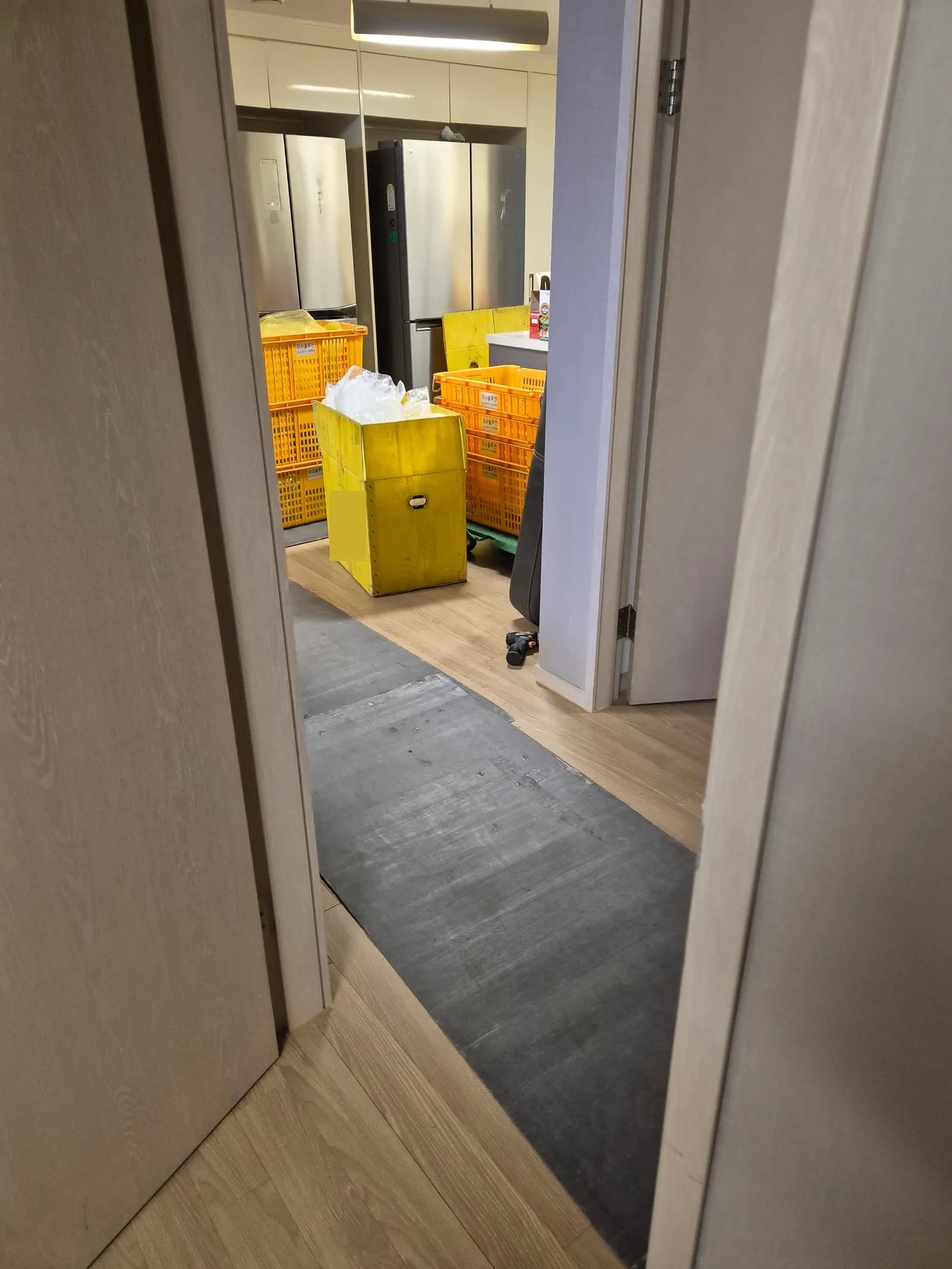 이사 작업 시작 전 바닥 보호 매트를 깔고 준비하는 모습