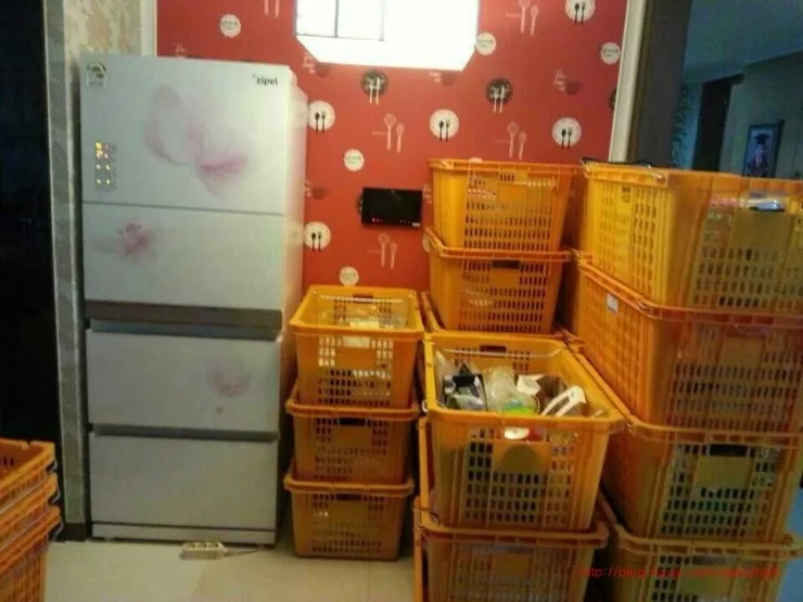 노란 바구니로 주방 짐을 방별로 분류 포장하는 장면