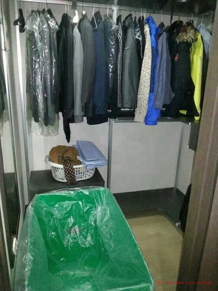 여러 사람이 소파 같은 대형 가구를 협업해 옮기는 장면