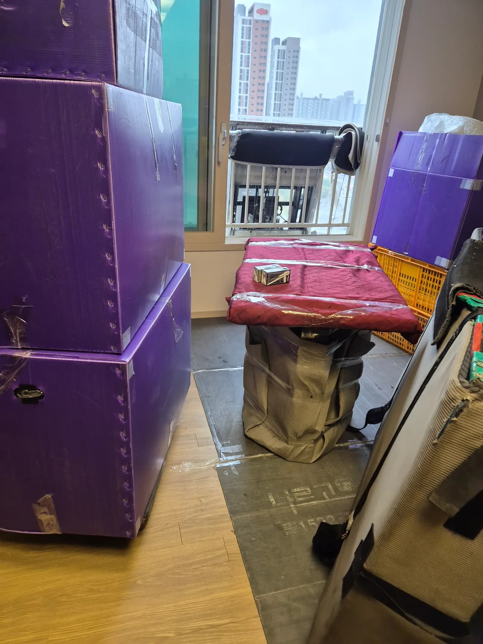 새집에서 가구를 위치에 맞게 배치하는 마무리 작업