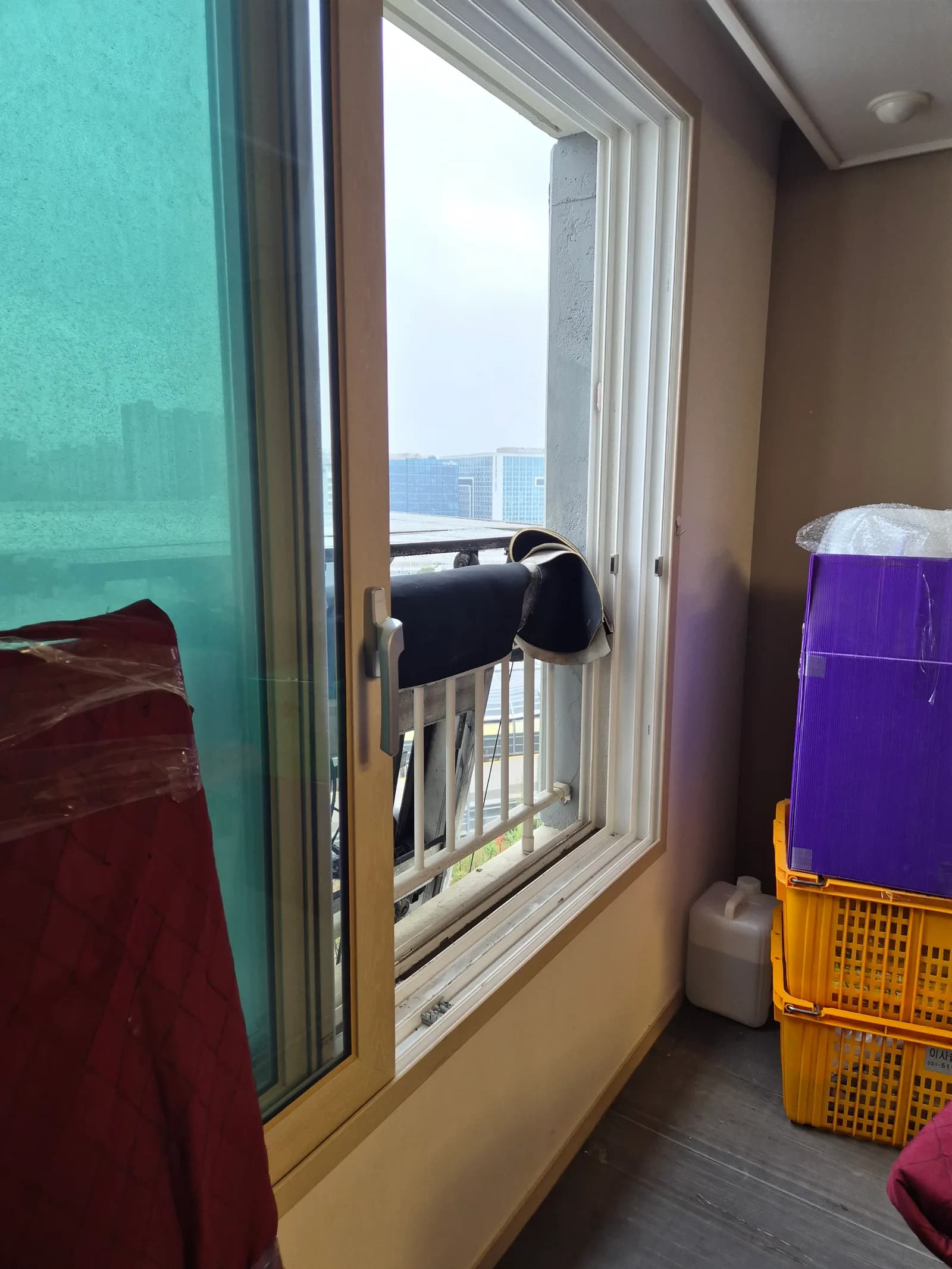 작업 완료 후 정리가 끝난 집 내부의 모습